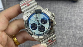 【硬核钢king】『冰蓝盘面』NOOB official➕完美无破绽新品百年灵Chronomat，备受关注的蝴蝶扣辊珠精钢表链因其类似“子弹”的外形被称为“子弹链”。