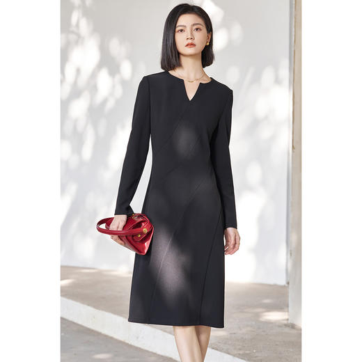 剩S/M/L 米思阳2026春季新款简约高级感小V领连衣裙挺阔版型显瘦裙子5053 商品图1