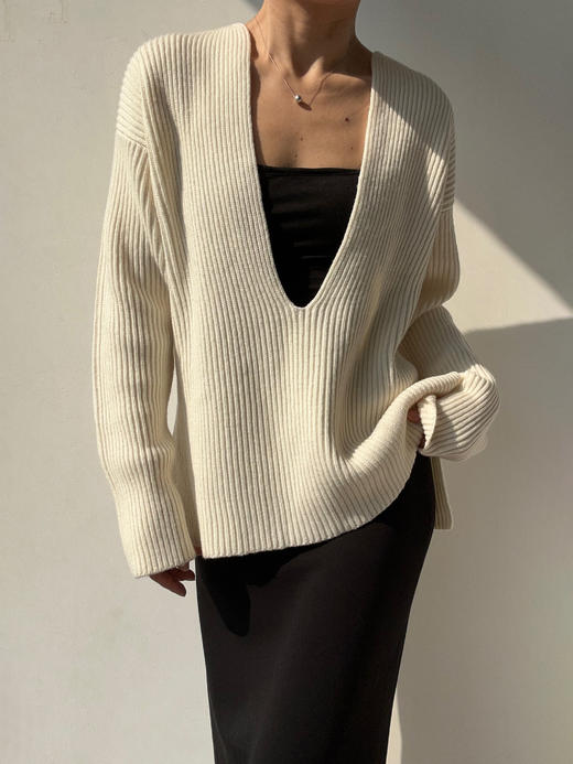 CINNAMON｜T54910051 深V套头毛衫+吊带 套装  [ 玉色 ] 不拆卖 商品图4