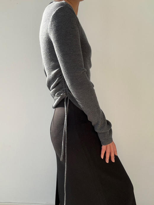 CINNAMON｜54910021 露肩解构针织上衣 [ 烟墨灰 ] 商品图1