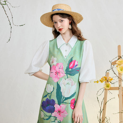 两三事 郁郁春日 2025春季新款复古印花压褶下摆拼色假两件连衣裙 商品图1