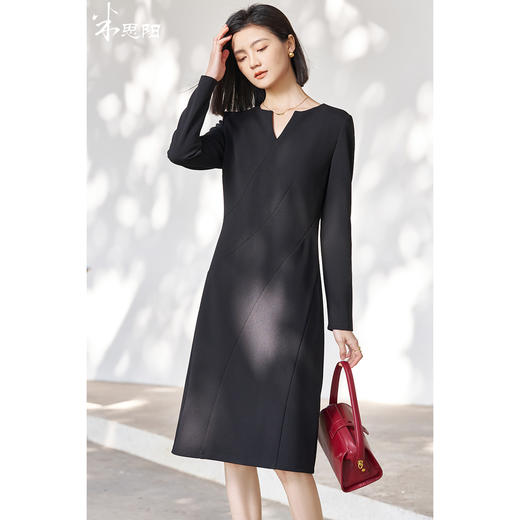 剩S/M/L 米思阳2026春季新款简约高级感小V领连衣裙挺阔版型显瘦裙子5053 商品图0