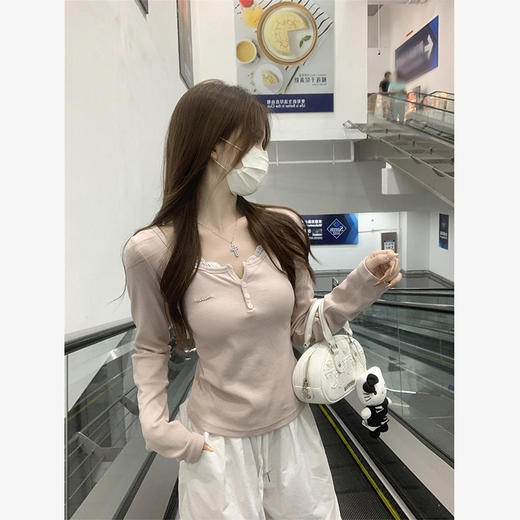 西遇假两件长袖T恤女新款蕾丝花边内搭修身U领半开上衣SS150056 商品图1