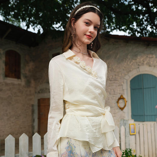 两三事 春光拾忆 2025春季新款复古立体玫瑰花绑带开衫女宽松 商品图1