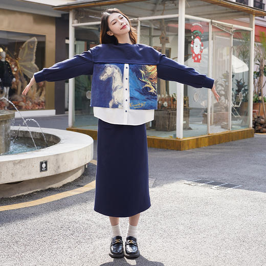 两三事梵高文艺浴马重生2024冬新款印花假两件上衣半身裙两件套女 商品图1