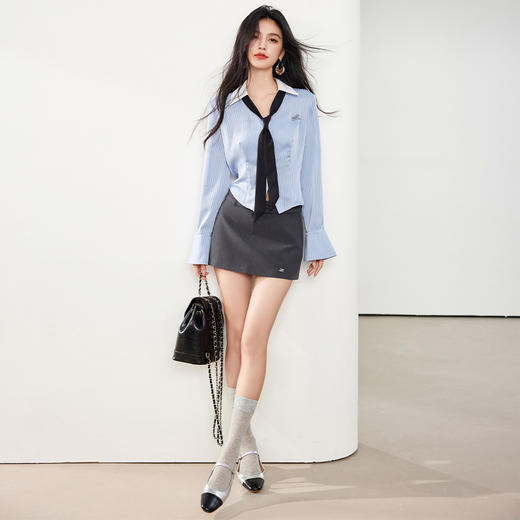 西遇蓝色条纹短款衬衫女2025年春季新款通勤设计感轻职场收腰上衣SS150033 商品图1