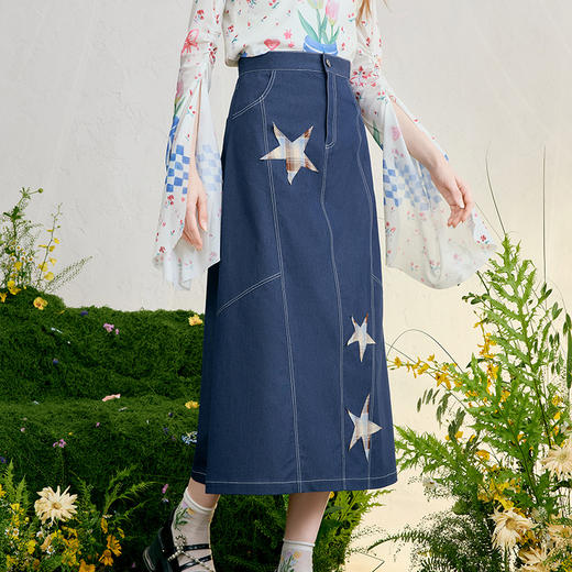 两三事 星河宇宙 2025春季新款复古格子星星贴布绣牛仔半身裙长裙 商品图3