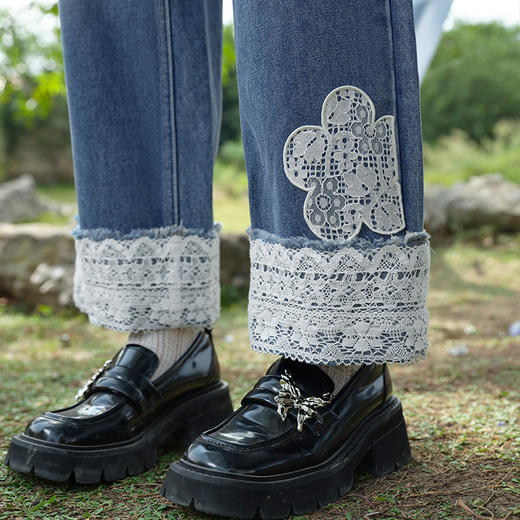 两三事 花间浅染 2025春季新款双层蕾丝拼接裤脚绣花直筒牛仔裤女 商品图2