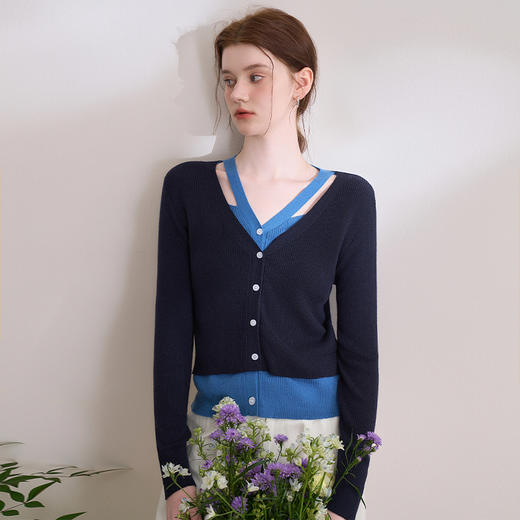 MIU系撞色拼接假两件长袖针织衫女2025挂脖V领毛衣V0250143 商品图4