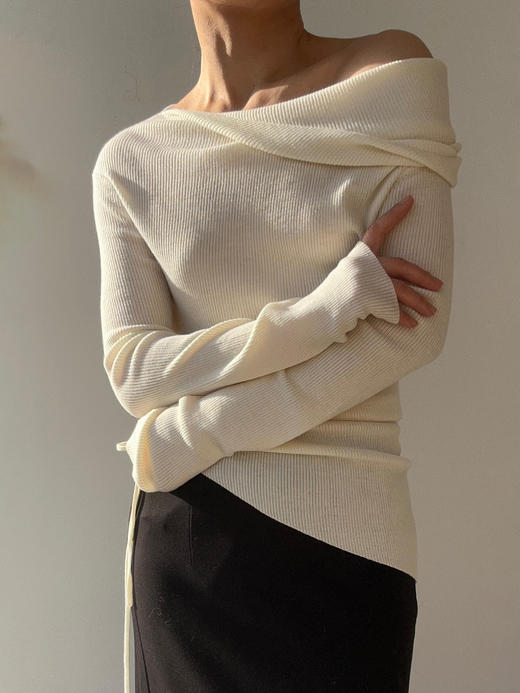 CINNAMON｜54910022 露肩解构针织上衣 [ 月白 ] 商品图1