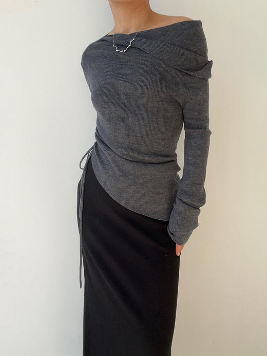 CINNAMON｜54910021 露肩解构针织上衣 [ 烟墨灰 ] 商品图3