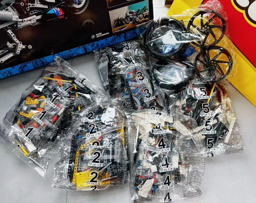 新年礼物，原单宝马摩托成人送礼收藏车模，大男孩心中的DreamCar！愿每个人都拥有一辆它
温馨提示：（积木产品拆开配件包不予退换，谢谢！） 商品图10