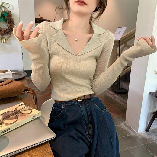 西遇驳领针织衫女2025年春季新款V领外穿弹性薄款毛衣短款上衣SS150061 商品图4