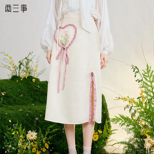 两三事 恋香甜心 2025春季新款小清新绣花心形口袋开叉背带半身裙 商品图0