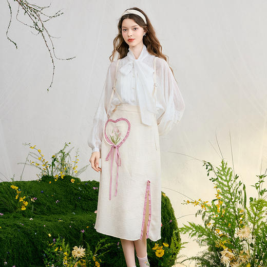两三事 恋香甜心 2025春季新款小清新绣花心形口袋开叉背带半身裙 商品图1