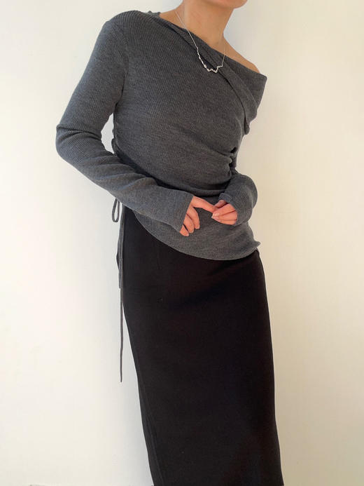 CINNAMON｜54910021 露肩解构针织上衣 [ 烟墨灰 ] 商品图4
