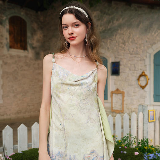 两三事 青川入梦 2025春季新款印花布绑带荷叶边开叉吊带裙连衣裙 商品图2