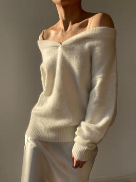 CINNAMON｜44910020 V领串珠套头毛衫  [ 月白 ]