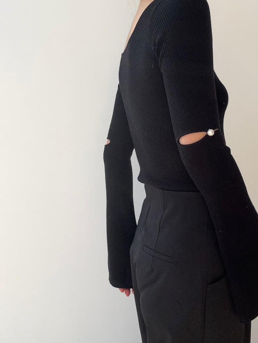 CINNAMON | 74910270 一字领喇叭袖珍珠毛衫 [黑色长袖针织] 商品图1