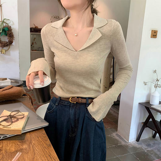 西遇驳领针织衫女2025年春季新款V领外穿弹性薄款毛衣短款上衣SS150061 商品图1