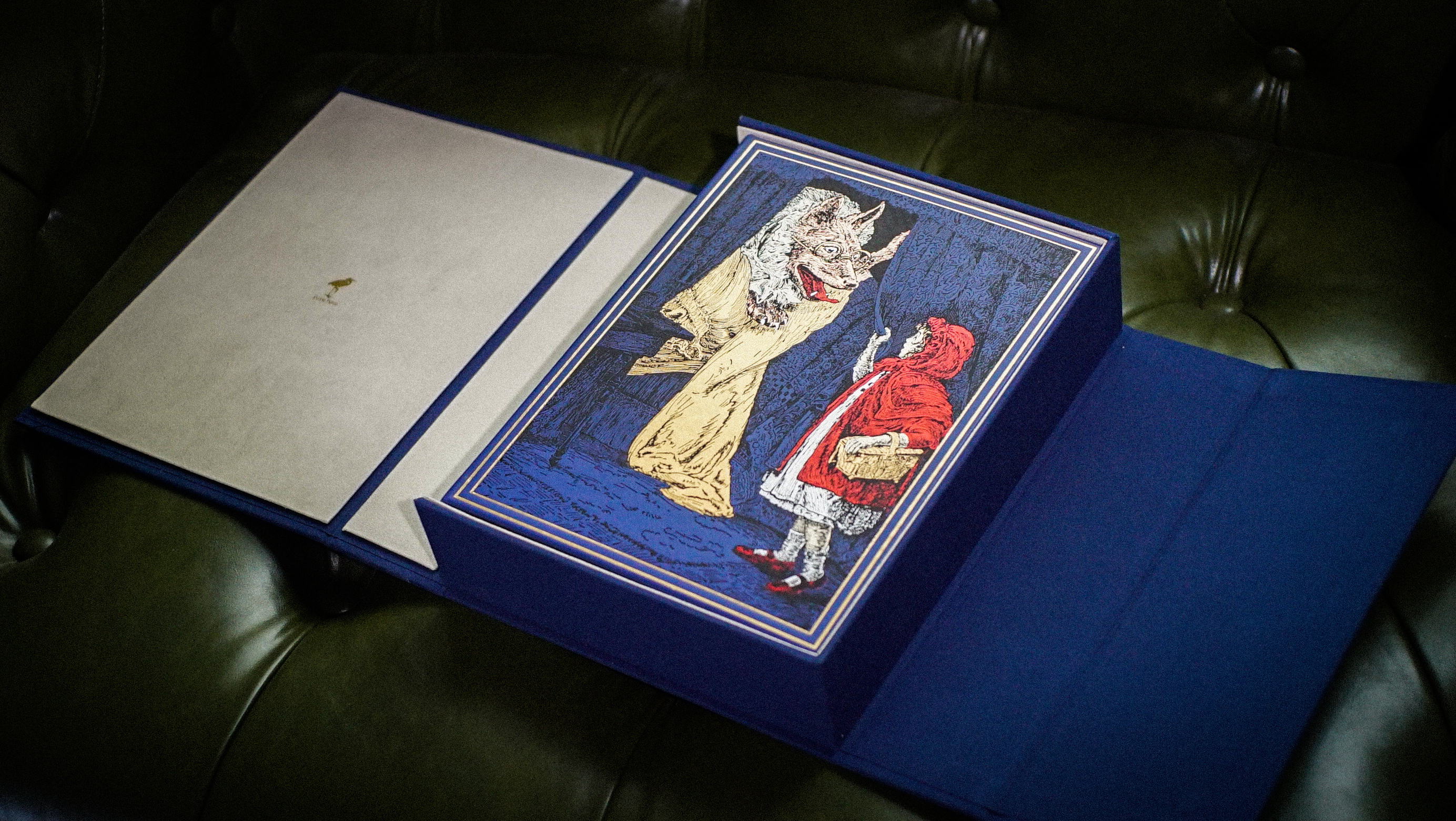 【限量珍藏巨人版】《格林童话全集》蓝色山羊皮装帧