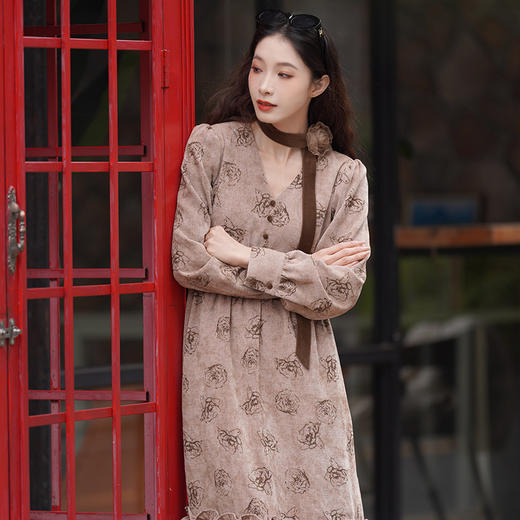 两三事沙漠玫瑰2024冬季新款森女风印花木耳边裙摆绑带a字连衣裙 商品图3