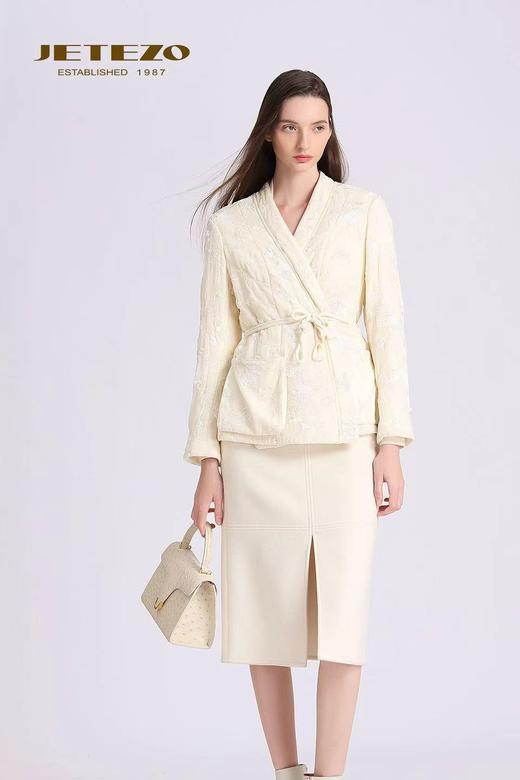 裘堤婼JETEZO新中式交衽刺绣外套BD15163D1 商品图2