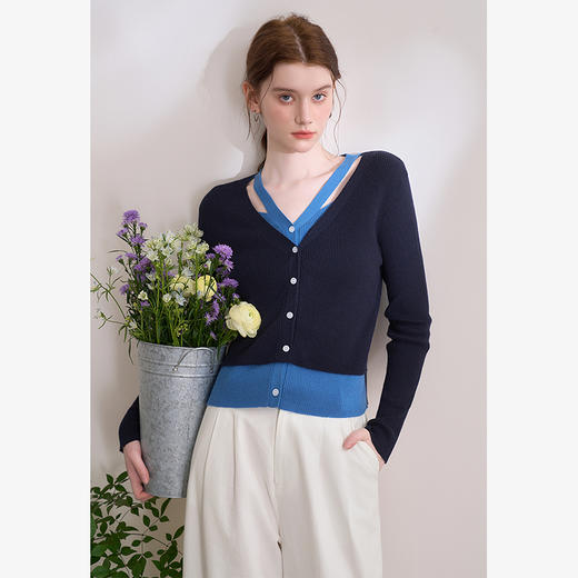 MIU系撞色拼接假两件长袖针织衫女2025挂脖V领毛衣V0250143 商品图0