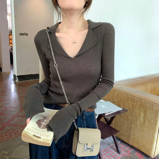 西遇驳领针织衫女2025年春季新款V领外穿弹性薄款毛衣短款上衣SS150061 商品图3