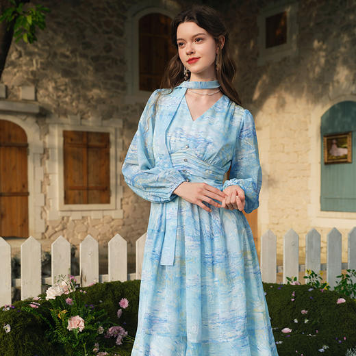 两三事 仙韵花海 2025春季新款优雅印花v领绑带a字连衣裙气质长裙 商品图1