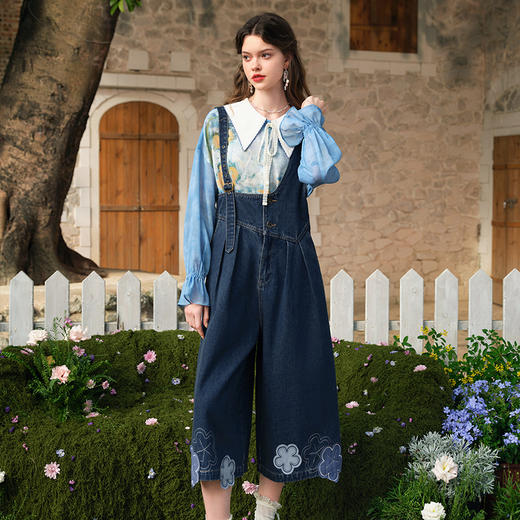 两三事蓝韵花境2025春季新款甜美贴布绣花不对称背带牛仔裤女宽松 商品图1