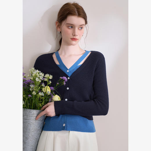 MIU系撞色拼接假两件长袖针织衫女2025挂脖V领毛衣V0250143 商品图3