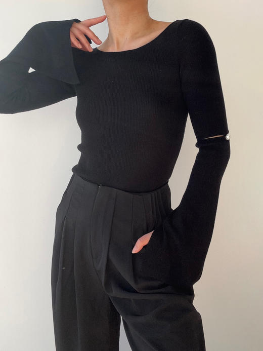 CINNAMON | 74910270 一字领喇叭袖珍珠毛衫 [黑色长袖针织] 商品图0