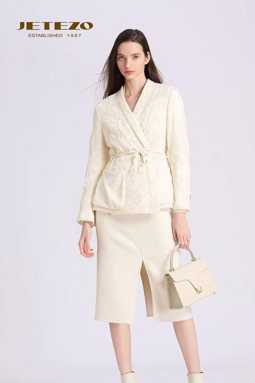 裘堤婼JETEZO新中式交衽刺绣外套BD15163D1 商品图1