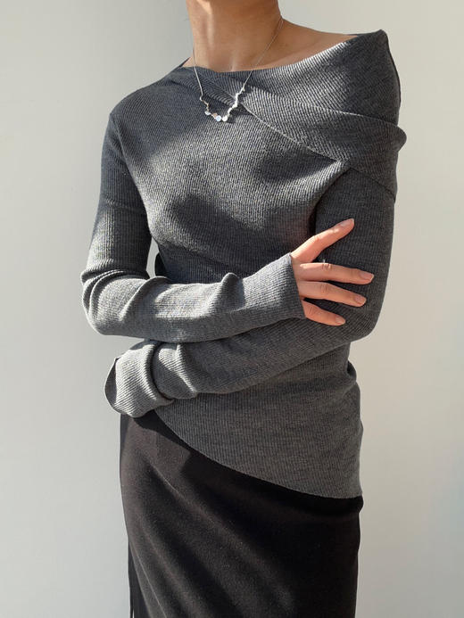 CINNAMON｜54910021 露肩解构针织上衣 [ 烟墨灰 ] 商品图2