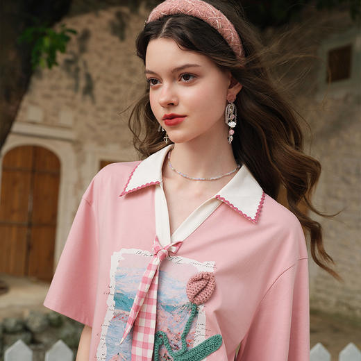 两三事晚春叙景2025春新款印花裙摆拼接立体花朵连衣裙配领带别针S25CLY206 商品图3