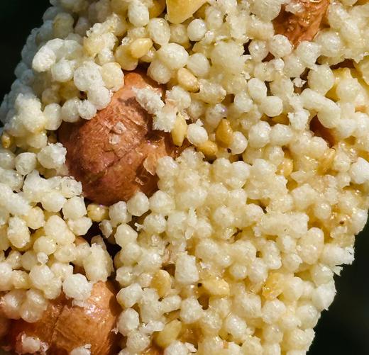 🌸给大家推荐一款小时候的味道“爆脆米酥”，它是由大米碾碎，纯手工制作而成的，完全没有机器压制的硬口感，一口咬下去，满嘴的酥脆！不甜！老人小孩都可以吃的特别是花生，相当的出彩~ 商品图4