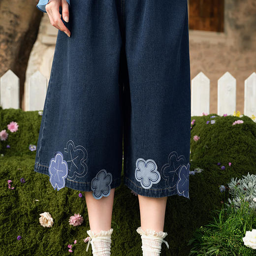 两三事蓝韵花境2025春季新款甜美贴布绣花不对称背带牛仔裤女宽松 商品图2