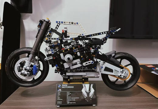 新年礼物，原单宝马摩托成人送礼收藏车模，大男孩心中的DreamCar！愿每个人都拥有一辆它
温馨提示：（积木产品拆开配件包不予退换，谢谢！） 商品图4