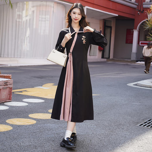 两三事 夜来香 2025春季新款复古绣花拼色绑带连衣裙气质长裙 商品图2