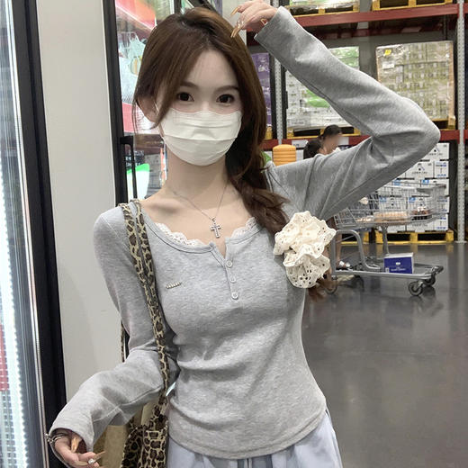 西遇假两件长袖T恤女新款蕾丝花边内搭修身U领半开上衣SS150056 商品图2