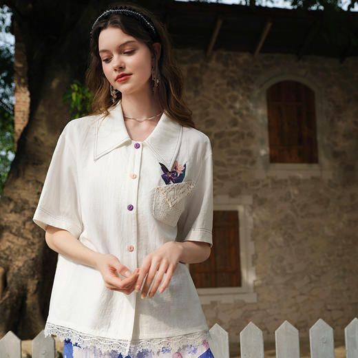 两三事春香乍泄2025春新款文艺风绣花蕾丝口袋彩色纽扣衬衫女宽松 商品图1