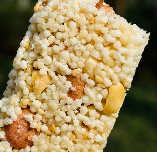 🌸给大家推荐一款小时候的味道“爆脆米酥”，它是由大米碾碎，纯手工制作而成的，完全没有机器压制的硬口感，一口咬下去，满嘴的酥脆！不甜！老人小孩都可以吃的特别是花生，相当的出彩~ 商品图5