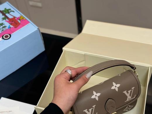 D012130手提斜挎Diane大象灰法棍迷你包 商品图10