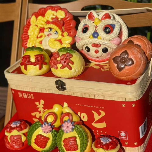 新年团圆花馍礼盒💝‼️
逢年过节必不可少的天然无色素礼品！
造型各异，色彩鲜艳！
每一件都像一件精美的艺术品！
年年有余，平平安安寓意极好[烟花][烟花][烟花] 商品图3