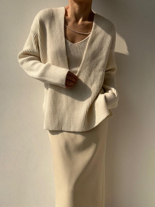 CINNAMON｜T54910051 深V套头毛衫+吊带 套装  [ 玉色 ] 不拆卖 商品图3