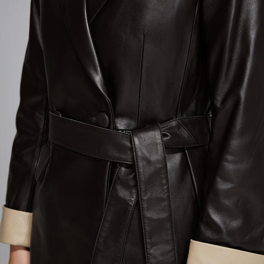 ZZ804800103 一米阳光Ameter sunlight时尚新款撞色西装领真皮皮衣三十中长款腰带显瘦绵羊皮皮草外套女 商品图4