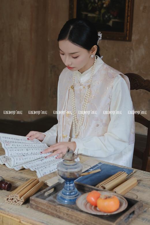 【门店同款】ENJOY春季云敛-春光推盏刺绣流苏盘扣马夹 160946760 商品图3