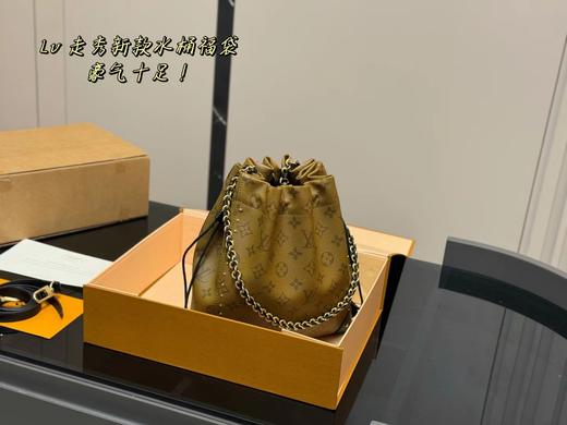 D012134一只看似中古中矩却又有点标新立异的包水桶包 商品图7