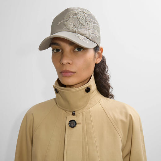 【一】BURBERRY 巴宝莉 女士超大马术骑士徽标棉质棒球帽 灰色 8102766 C1761 商品图3